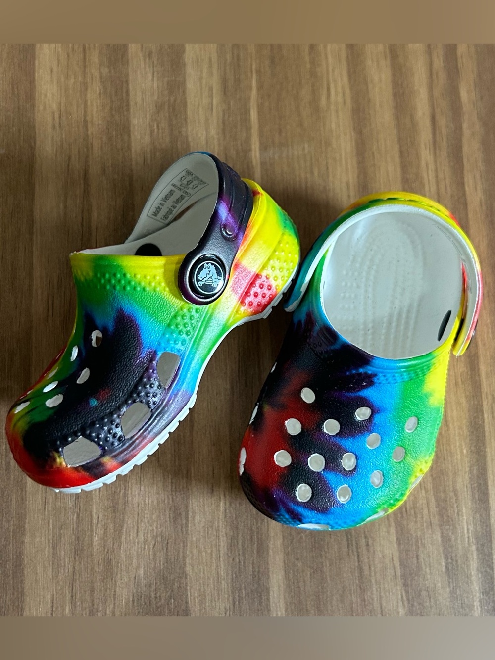 CROCS Kids Tie-Dye Classic Clog - Rainbow Multicolor Baby Size 2/3